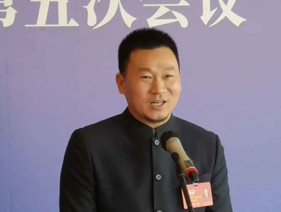 202204221343.jpg 为进一步展示市政协团结、民主、开放、自信的形象,向市民和网友展示政协委员的履职风采,中山市政协十二届五次会议在2月4日上午开幕前开设“委员通道”,市政协委员、乐竞·官方端网站入口-乐竞(中国)公司总经理陈朝阳走进“委员通道”,回应社会关切的问题。他就如何做好城市应急管理规划的问题进行发言,并回答记者提问。.jpg